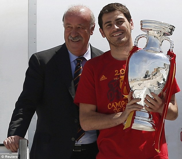 Những nụ cười rạng rỡ của HLV Del Bosque và đội trưởng Casillas khi rời khỏi máy bay